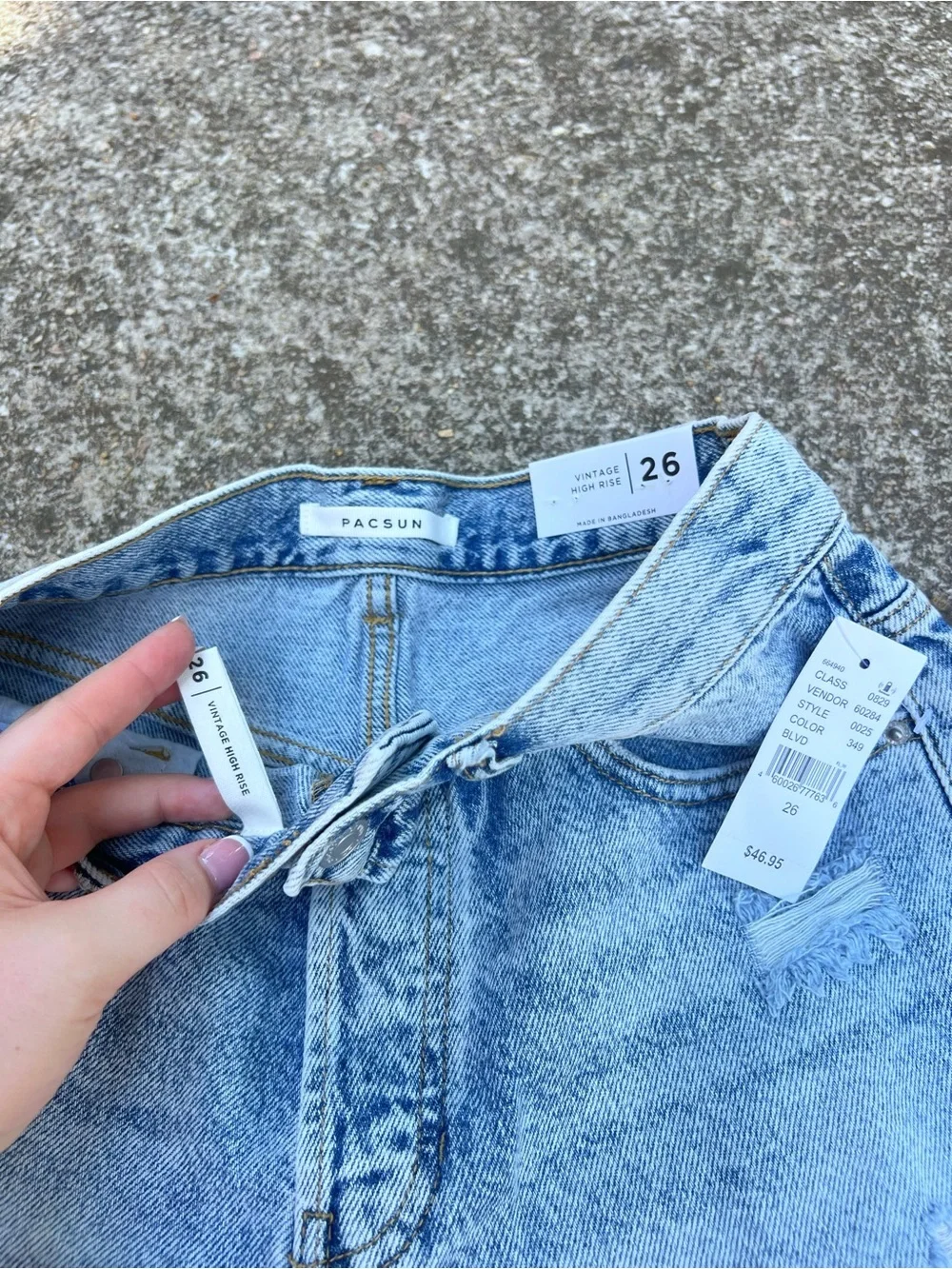 NWT PacSun Vintage High Rise Distressed Medium Wash Denim Shorts Frayed Size 26